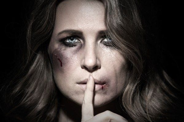 أنينُ الأنثى: حينَ يُجلَدُ الجَسَدُ وتَصمُتُ العَدالَة