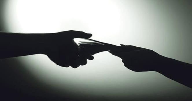 لبنانُ الدّوامَيْن: كيفَ يلتهمُ اقتِصادُ الظِّلّ مَا تَبقّى مِن الطّبقةِ الوسطَى؟